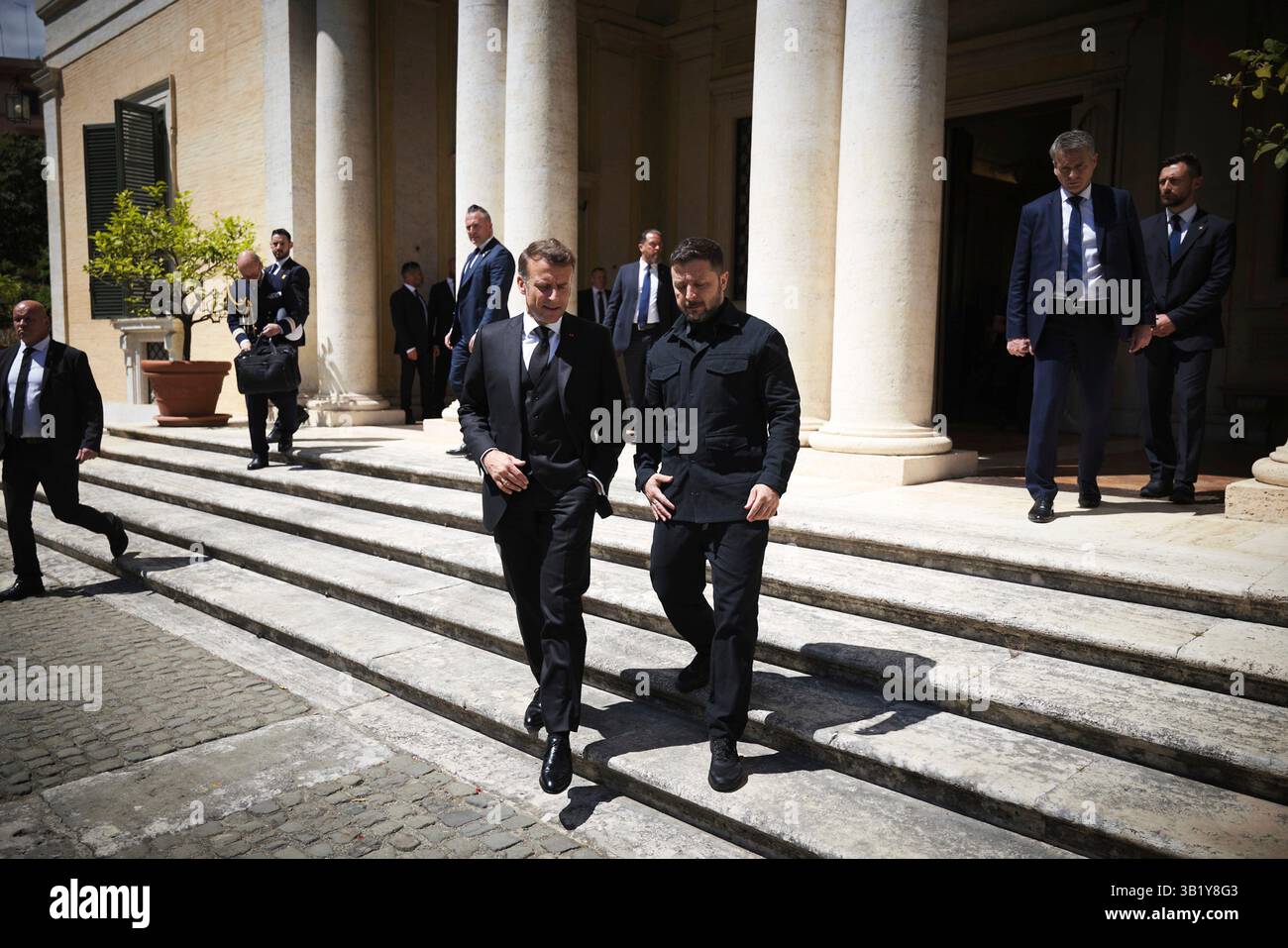 Roma, Italia. 26 aprile 2025. Il presidente ucraino Volodymyr Zelenskyy, a destra, cammina con il presidente francese Emmanuel Macron, a sinistra, dopo il funerale di Papa Francesco, 26 aprile 2025 a Roma, Italia. Credito: Presidenza Ucraina/Ufficio stampa presidenziale ucraino/Alamy Live News Foto Stock