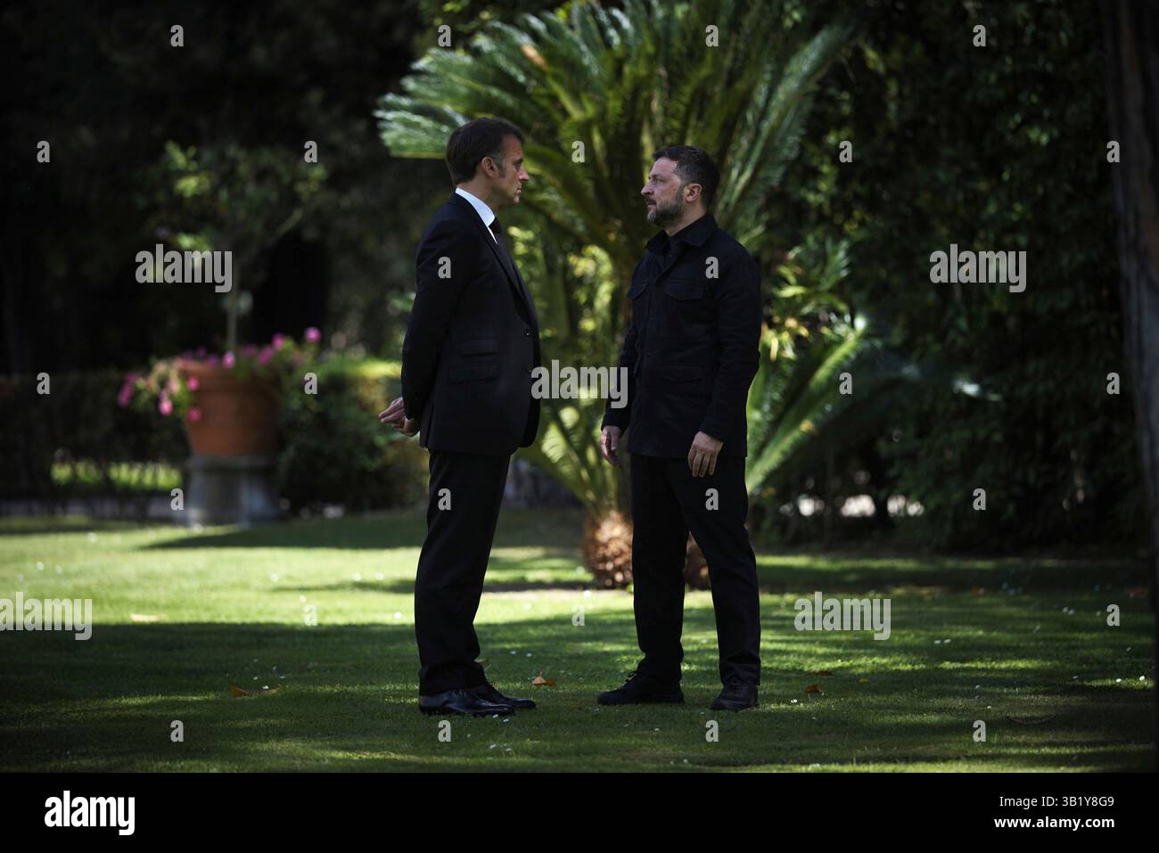 Roma, Italia. 26 aprile 2025. Il presidente ucraino Volodymyr Zelenskyy, a destra, tiene discussioni con il presidente francese Emmanuel Macron, a sinistra, dopo il funerale di Papa Francesco, 26 aprile 2025 a Roma, Italia. Credito: Presidenza Ucraina/Ufficio stampa presidenziale ucraino/Alamy Live News Foto Stock