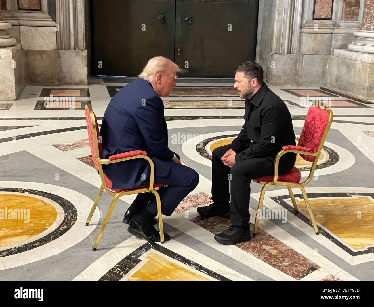 Città del Vaticano, Vaticano. 26 aprile 2025. Il presidente ucraino Volodymyr Zelenskyy, a destra, si accosta con U. Il Presidente Donald Trump durante un incontro individuale prima del funerale di Papa Francesco nella Basilica di San Pietro, 26 aprile 2025, nella città del Vaticano. Credito: Presidenza Ucraina/Ufficio stampa presidenziale ucraino/Alamy Live News Foto Stock