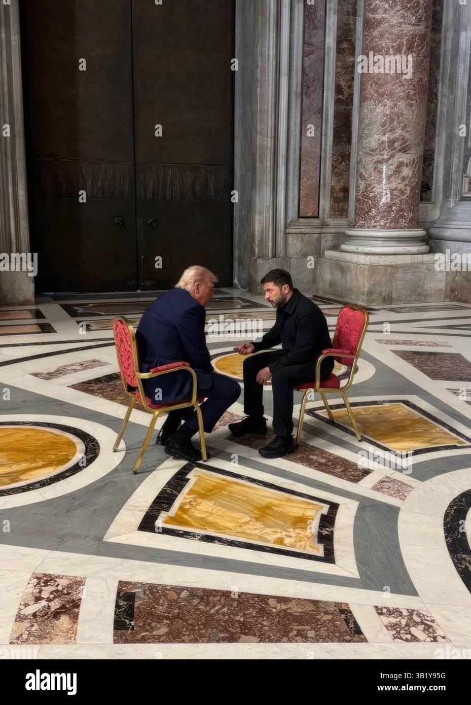Città del Vaticano, Vaticano. 26 aprile 2025. Il presidente ucraino Volodymyr Zelenskyy, a destra, si accosta con U. Il Presidente Donald Trump durante un incontro individuale prima del funerale di Papa Francesco nella Basilica di San Pietro, 26 aprile 2025, nella città del Vaticano. Credito: Presidenza Ucraina/Ufficio stampa presidenziale ucraino/Alamy Live News Foto Stock