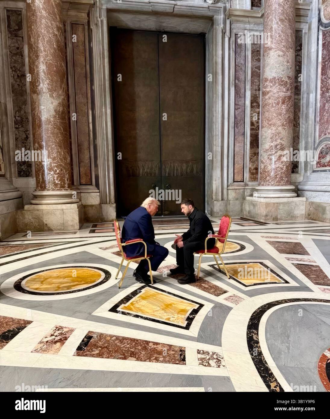 Città del Vaticano, Vaticano. 26 aprile 2025. Il presidente ucraino Volodymyr Zelenskyy, a destra, si accosta con U. Il Presidente Donald Trump durante un incontro individuale prima del funerale di Papa Francesco nella Basilica di San Pietro, 26 aprile 2025, nella città del Vaticano. Credito: Presidenza Ucraina/Ufficio stampa presidenziale ucraino/Alamy Live News Foto Stock