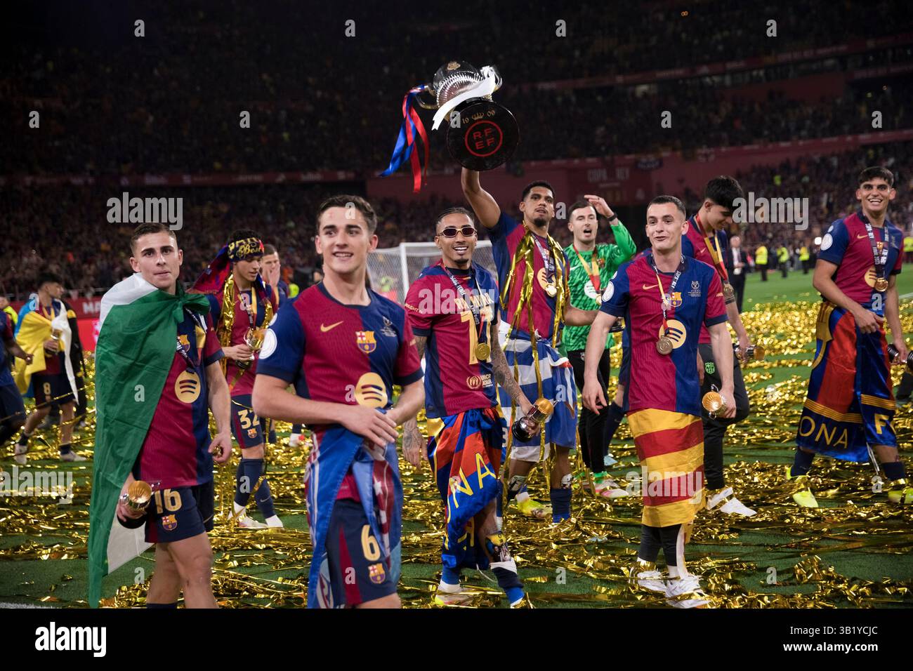 SIVIGLIA, SPAGNA - aprile 27: I giocatori del Barcellona celebrano la vittoria durante la finale di Copa del Rey 2024/25 tra il Real Madrid e il Barcellona allo stadio Cartuja. (Foto di Guillermo Martinez) Foto Stock