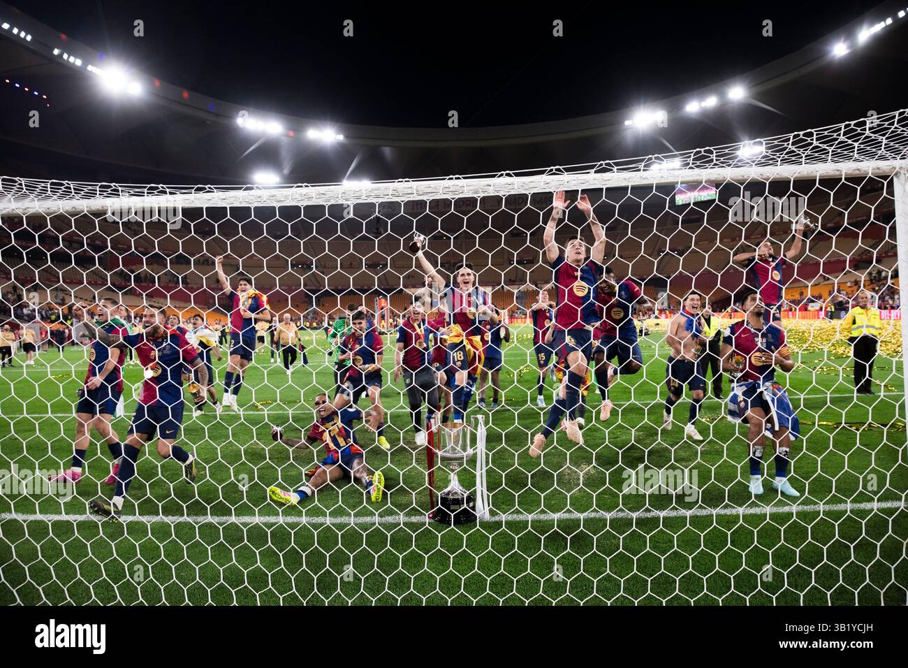 SIVIGLIA, SPAGNA - aprile 27: I giocatori del Barcellona celebrano la vittoria durante la finale di Copa del Rey 2024/25 tra il Real Madrid e il Barcellona allo stadio Cartuja. (Foto di Guillermo Martinez) Foto Stock