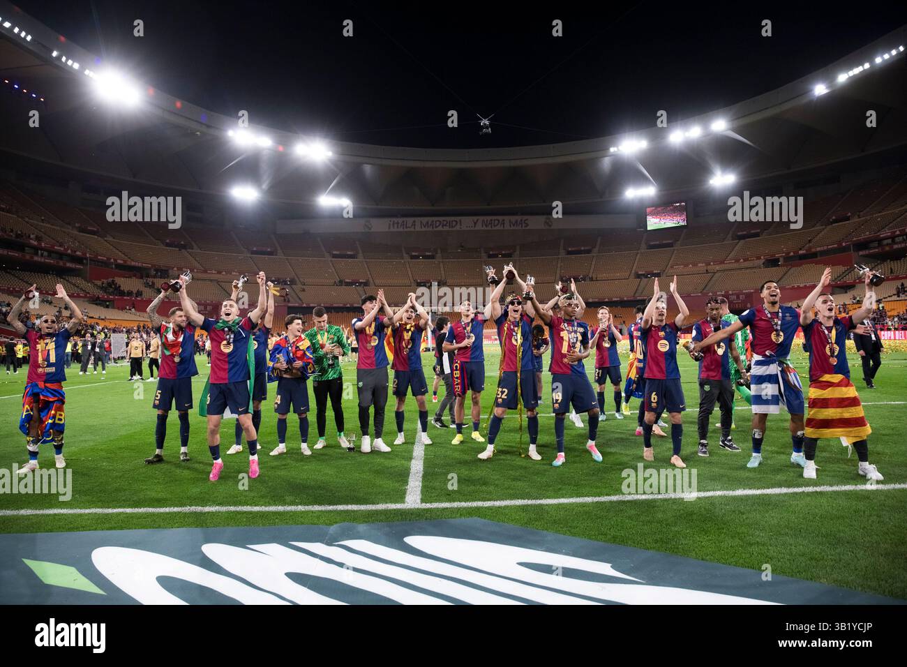 SIVIGLIA, SPAGNA - aprile 27: I giocatori del Barcellona celebrano la vittoria durante la finale di Copa del Rey 2024/25 tra il Real Madrid e il Barcellona allo stadio Cartuja. (Foto di Guillermo Martinez) Foto Stock