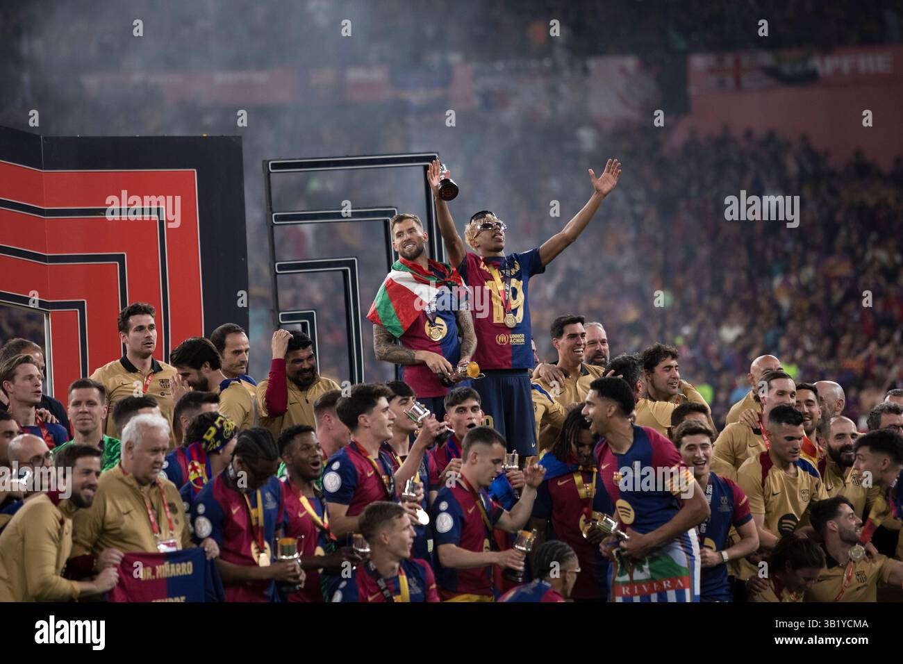 SIVIGLIA, SPAGNA - aprile 27: Lamine Yamal di Barcellona celebra la vittoria durante la finale di Copa del Rey 2024/25 tra Real Madrid e Barcellona allo stadio Cartuja. (Foto di Guillermo Martinez) Foto Stock