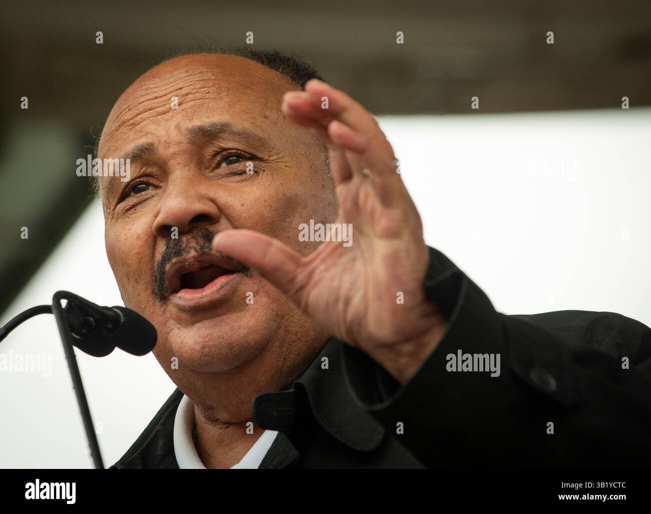 Martin Luther King III, Boston, Massachusetts, Stati Uniti. 2025. 60th Anniversary of the 1965 Boston Freedom March. Martin Luther King III, figlio maggiore del leader per i diritti civili Martin Luther King Jr. (1929-1968), parla alle centinaia riunite per commemorare il 60° anniversario della partecipazione di suo padre al Boston Freedom Rally del 1965. Crediti: Chuck Nacke / Alamy Live News Foto Stock
