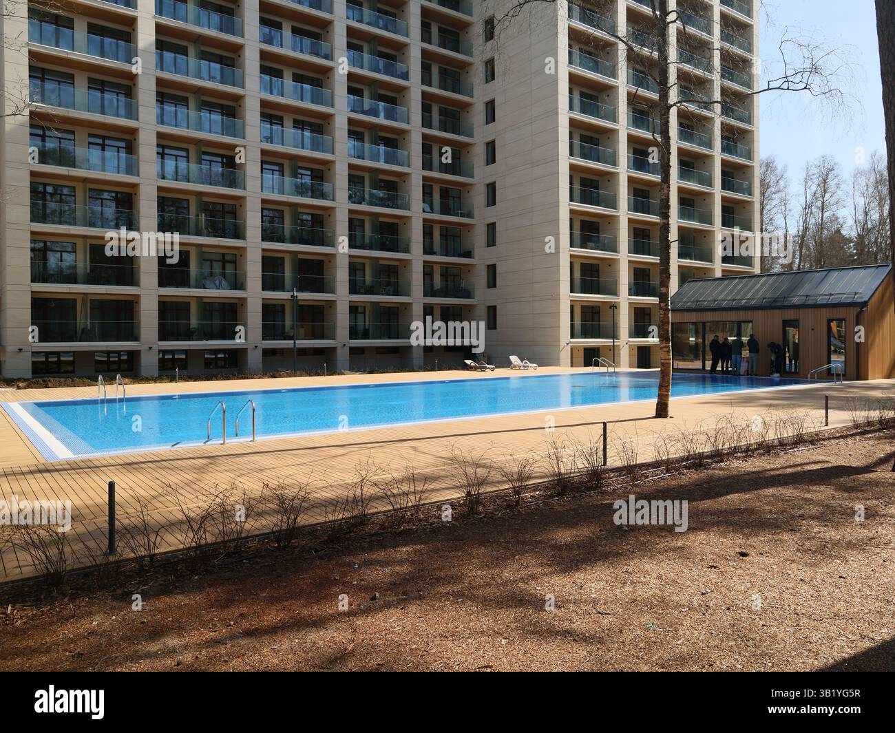 Provate la moderna vista sulla piscina, caratterizzata da una splendida architettura contemporanea Foto Stock