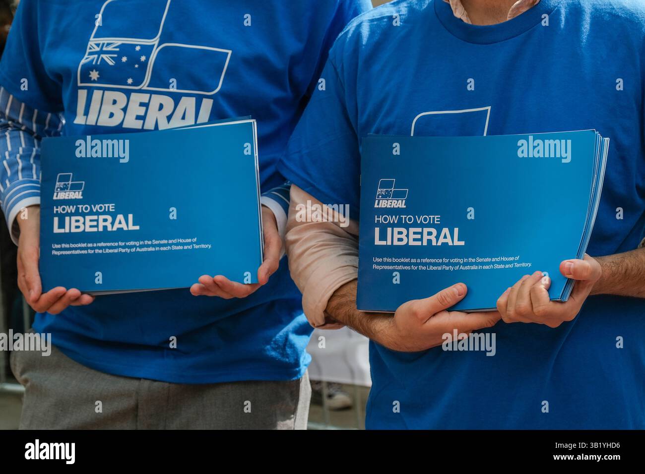 Londra, Regno Unito. 26 aprile 2025. I cittadini d'oltremare votano alle elezioni federali australiane presso l'alta Commissione australiana nello Strand, in vista del giorno delle elezioni del 3 maggio Un flusso costante di persone è stato visto in coda in quanto sarà l'unico giorno del fine settimana nel periodo di voto, e i lavoratori del partito laburista australiano, liberale e un candidato indipendente sono stati avvistati distribuendo la letteratura ai passanti. Credito: Fotografia dell'undicesima ora/Alamy Live News Foto Stock