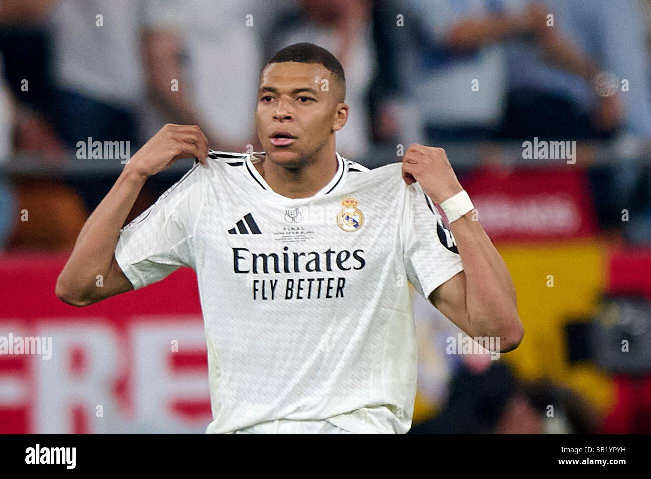 Siviglia, Spagna. 26 aprile 2025. Kylian Mbappe del Real Madrid reagisce durante la partita di Copa del Rey tra FC Barcelona e Real Madrid, allo stadio la Cartuja di Siviglia, in Spagna, il 26 aprile 2025. Crediti: Pablo Morano/Xinhua/Alamy Live News Foto Stock