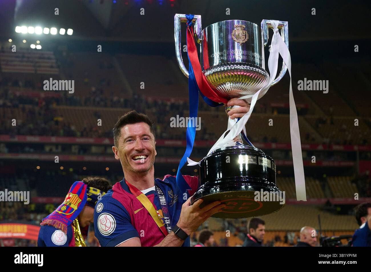 Siviglia, Spagna. 27 aprile 2025. Robert Lewandowski del Barcellona festeggia con il trofeo dopo la partita di Copa del Rey tra il Barcellona e il Real Madrid, allo stadio la Cartuja di Siviglia, in Spagna, il 27 aprile 2025. Crediti: Pablo Morano/Xinhua/Alamy Live News Foto Stock