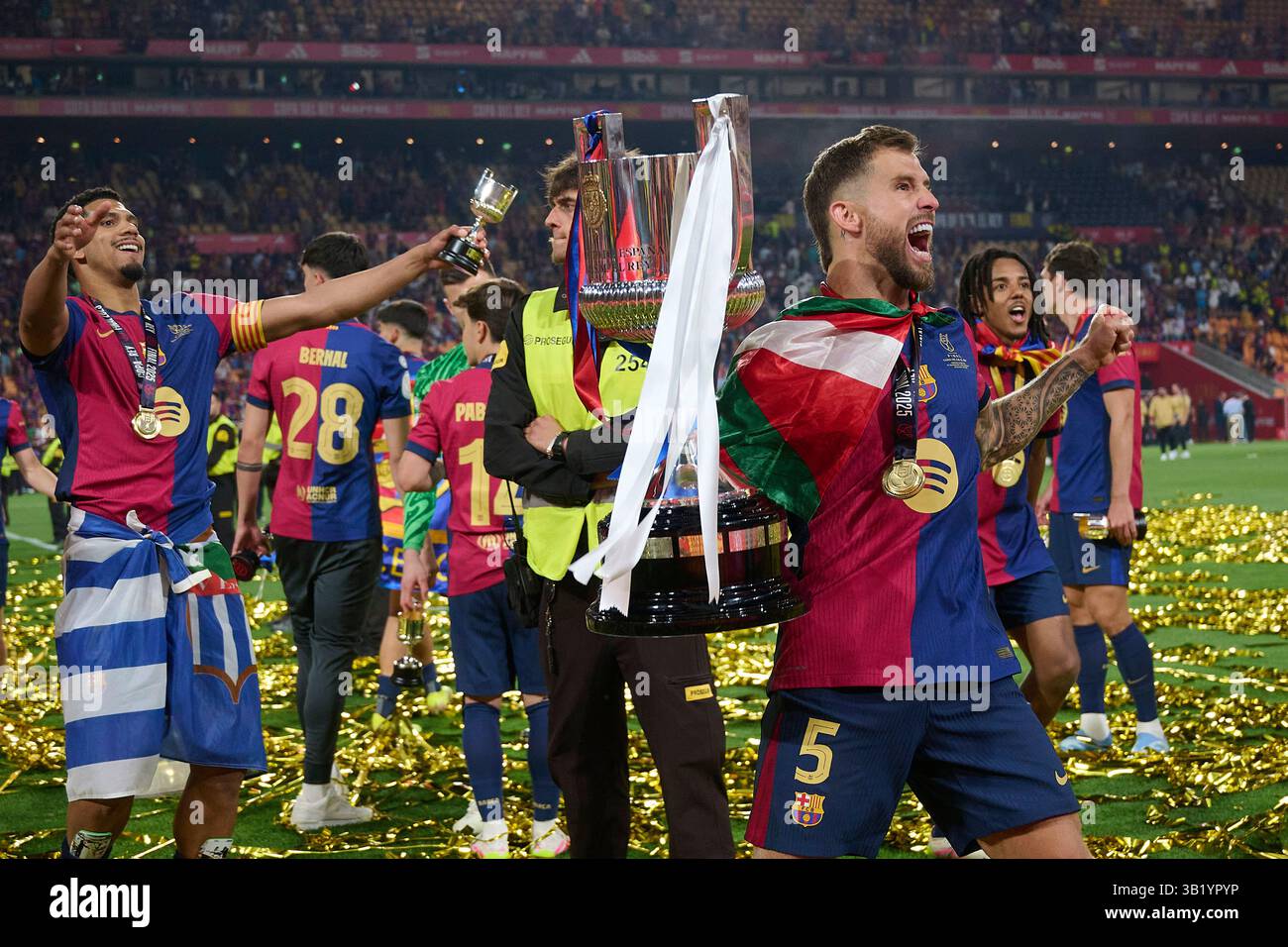 Siviglia, Spagna. 27 aprile 2025. I giocatori del Barcellona festeggiano con il trofeo dopo la partita di Copa del Rey tra FC Barcelona e Real Madrid, allo stadio la Cartuja di Siviglia, Spagna, il 27 aprile 2025. Crediti: Pablo Morano/Xinhua/Alamy Live News Foto Stock