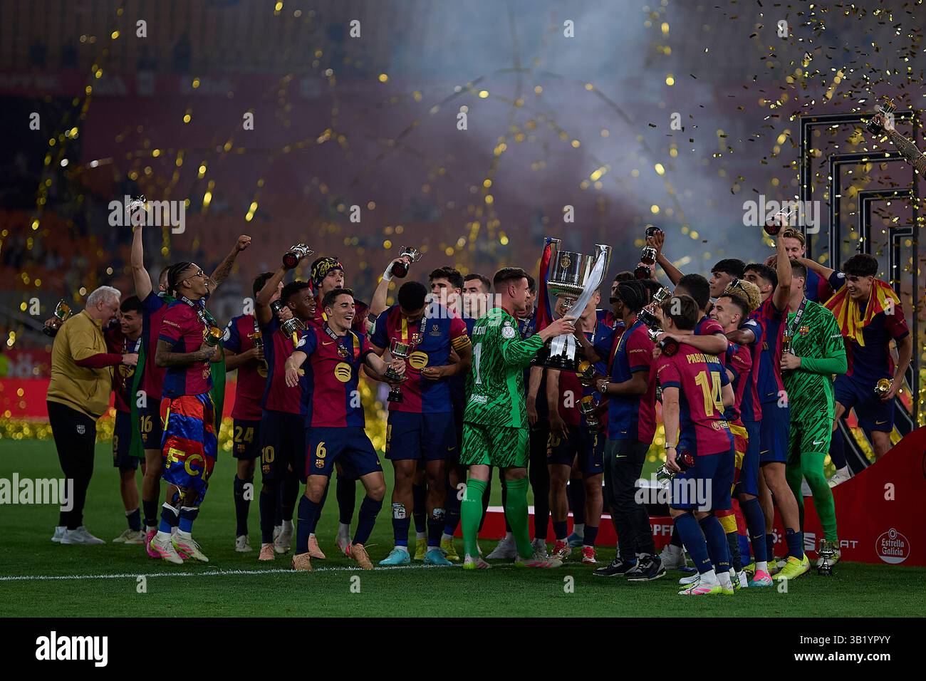 Siviglia, Spagna. 27 aprile 2025. I giocatori del Barcellona festeggiano con il trofeo dopo la partita di Copa del Rey tra FC Barcelona e Real Madrid, allo stadio la Cartuja di Siviglia, Spagna, il 27 aprile 2025. Crediti: Pablo Morano/Xinhua/Alamy Live News Foto Stock