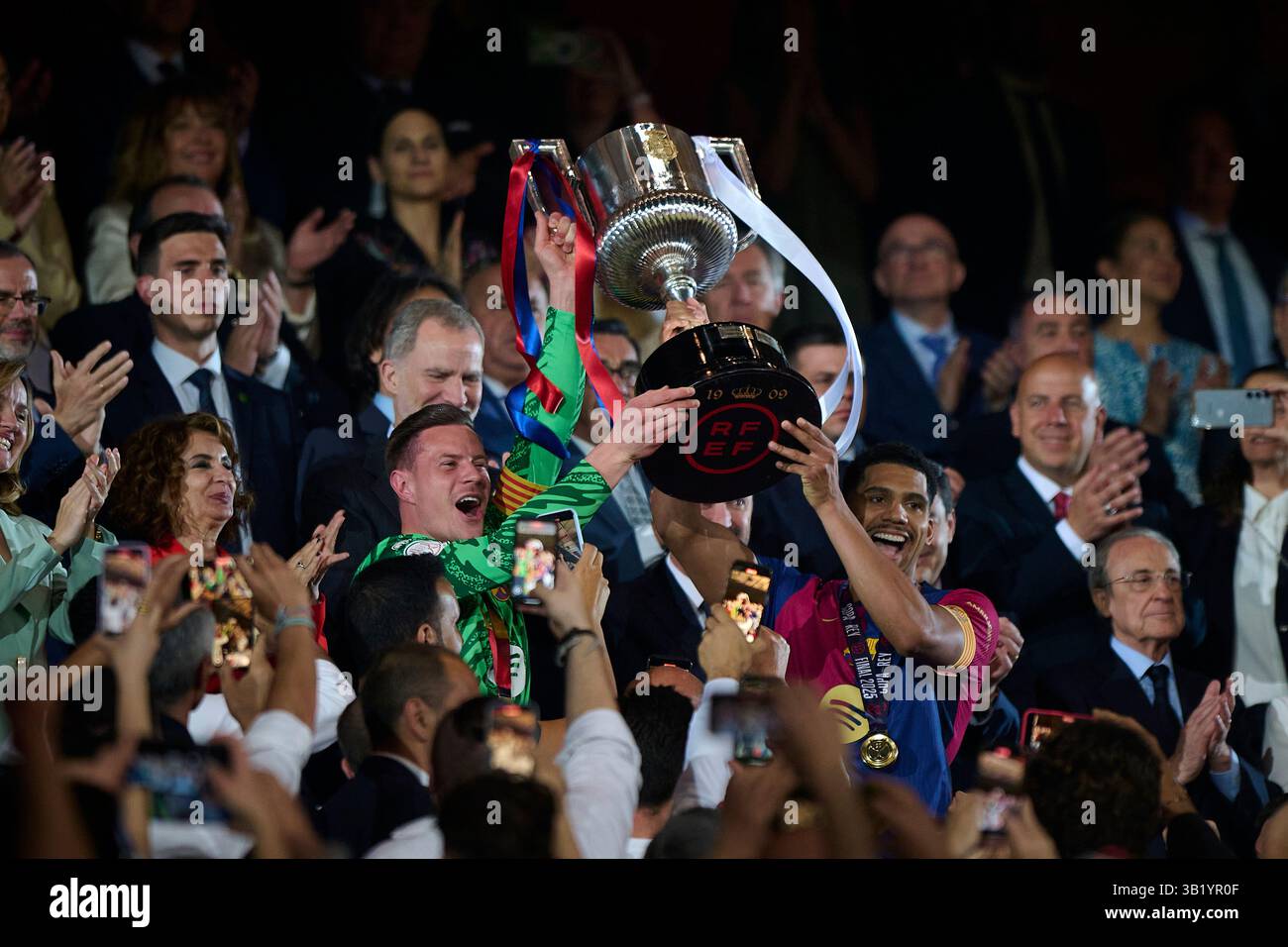 Siviglia, Spagna. 27 aprile 2025. I giocatori del Barcellona festeggiano con il trofeo dopo la partita di Copa del Rey tra FC Barcelona e Real Madrid, allo stadio la Cartuja di Siviglia, Spagna, il 27 aprile 2025. Crediti: Pablo Morano/Xinhua/Alamy Live News Foto Stock