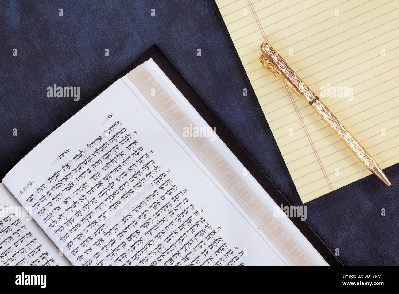 24 aprile 2025 Gerusalemme Israele il libro Tanakh ebraico antico si trova aperto sul tavolo, con penna dorata, blocco note pronto a simboleggiare la Congregazione ebraica messianica "Libro sacro di preghiera Tanakh ebraico" Foto Stock