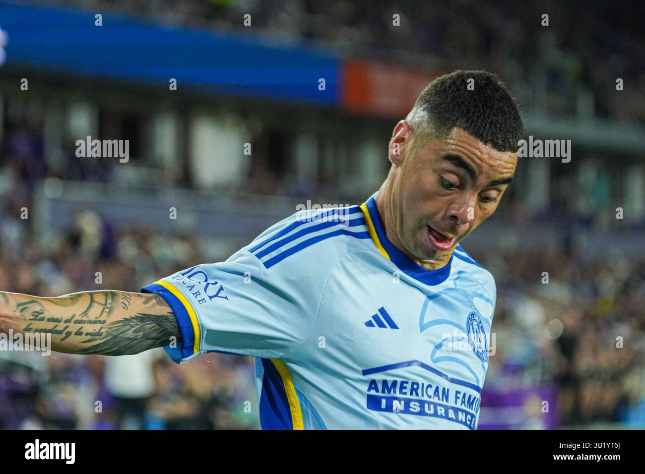 Orlando, Florida, Stati Uniti, 26 aprile 2025, il giocatore dell'Atlanta United Miguel Almirón 10 corre lungo il campo all'Inter&Co Stadium. (Foto: Marty Jean-Louis/Alamy Live News Foto Stock