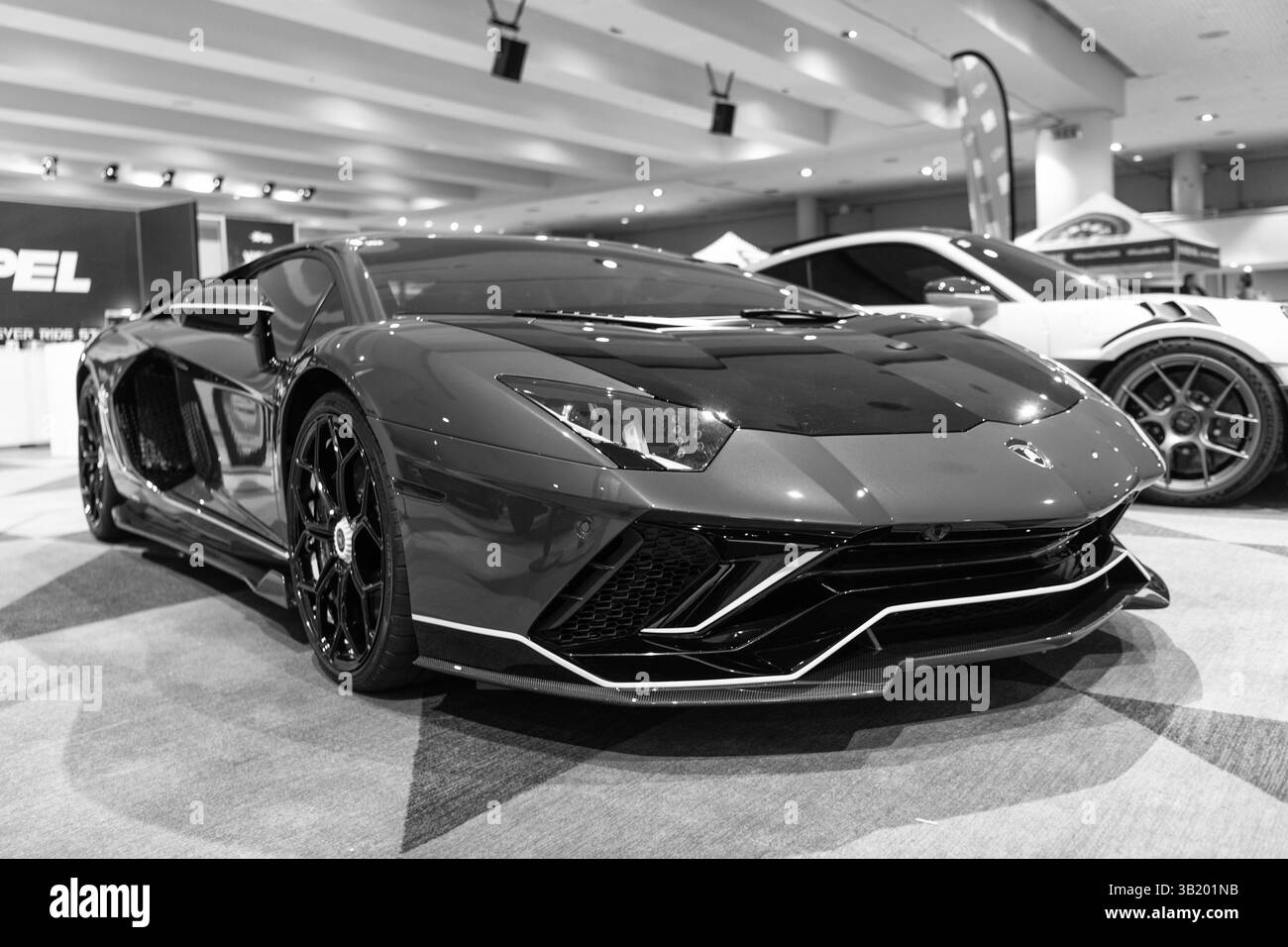 New York City, USA - 27 marzo 2024: Supercar Lamborghini Aventador al New York International Auto Show, vista d'angolo bassa Foto Stock