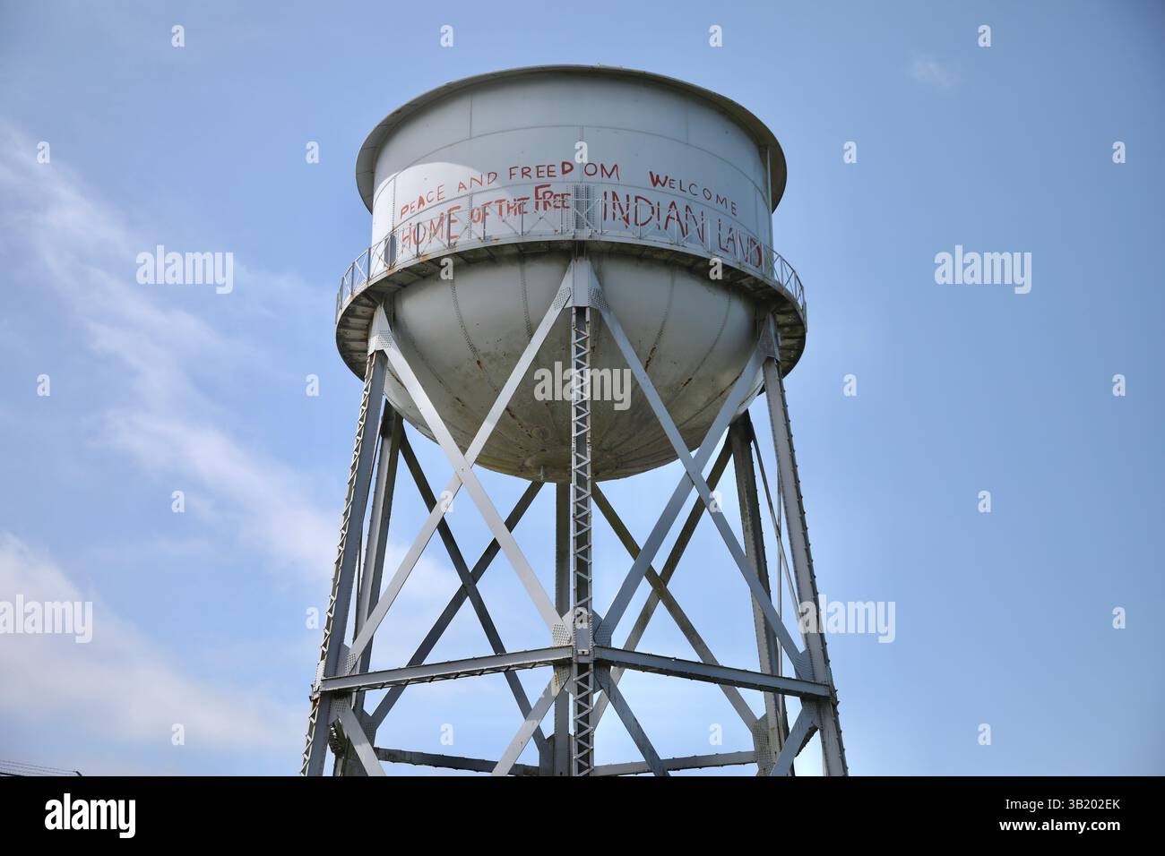 San Francisco, Stati Uniti. 23 aprile 2025. La torre dell'acqua di Alcatraz è raffigurata. Si può leggere l'iscrizione "Pace e libertà. Benvenuto. Sede della Free Indian Land, risalente all'occupazione nativa americana dell'isola di Alcatraz tra il 1969 e il 1971. Alcatraz Island è un'isola situata nella Baia di San Francisco, California, Stati Uniti, che è stata una prigione federale di alta sicurezza tra il 1934 e il 1963. Da allora è stato convertito in un sito storico gestito dallo United States National Park Service. Credito: SOPA Images Limited/Alamy Live News Foto Stock