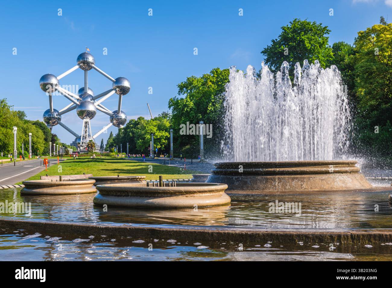 8 giugno 2024: Vista generale dell'Atomium, un edificio modernista di riferimento situato a Bruxelles, Belgio Foto Stock