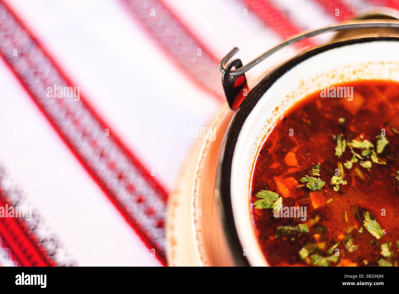 Borscht ucraino su sfondo tovaglia Foto Stock