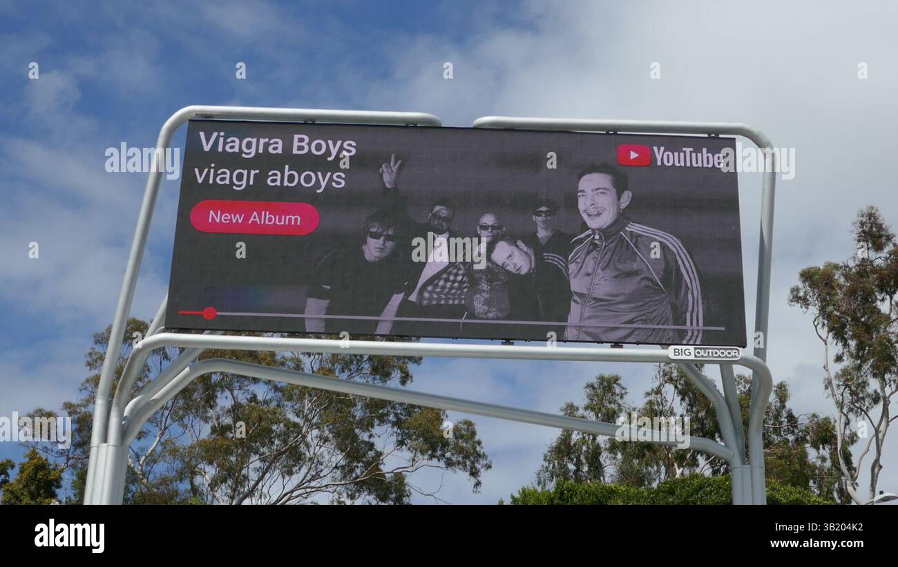 Los Angeles, California, USA 26 aprile 2025 Viagra Boys Viagr abbraccia nuovo album YouTube Billboard su Sunset Blvd il 26 aprile 2025 a Los Angeles, California, USA. Foto di Barry King/Alamy Stock Photo Foto Stock