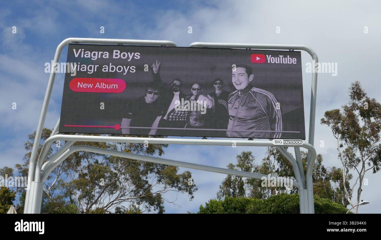Los Angeles, California, USA 26 aprile 2025 Viagra Boys Viagr abbraccia nuovo album YouTube Billboard su Sunset Blvd il 26 aprile 2025 a Los Angeles, California, USA. Foto di Barry King/Alamy Stock Photo Foto Stock