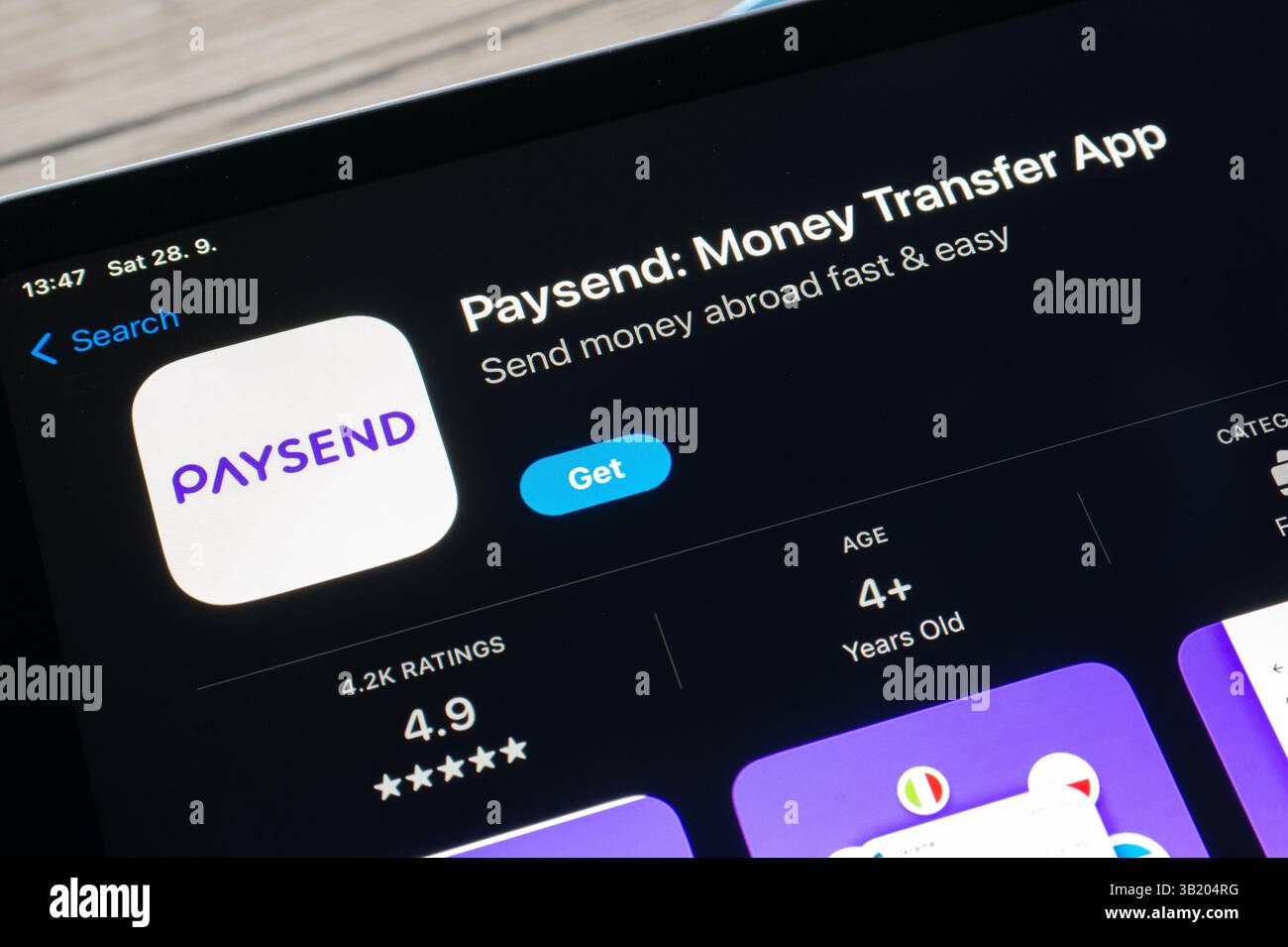 OSTRAVA, CECHIA - 28 SETTEMBRE 2024: Apple App Store con applicazione mobile Paysend per inviare denaro all'estero in modo semplice e veloce Foto Stock