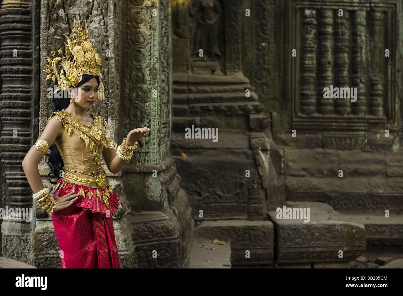 Giovane donna vestita da danzatrice del tempio, Apsara, Ta Prohm, Angkor Wat, Angkor, sito patrimonio dell'umanità dell'UNESCO, Siem Reap, Cambogia, Indocina, AS sud-est Foto Stock