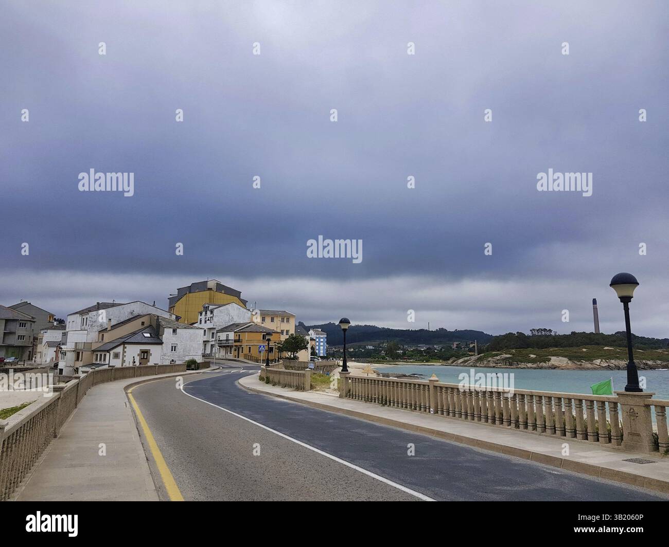 Autostrada in città, foto come sfondo, immagine digitale Foto Stock