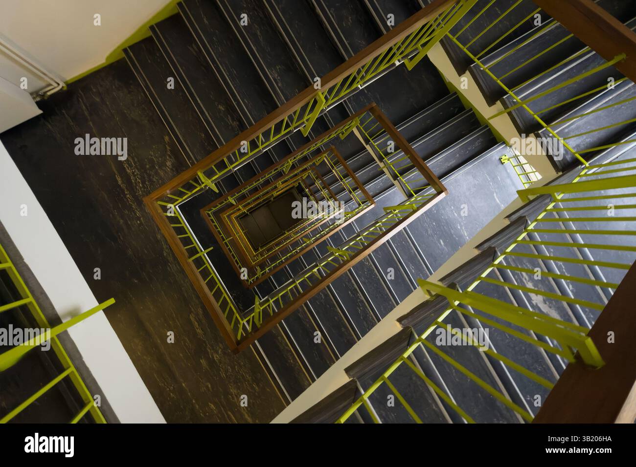 vista geometrica superiore di una scala a spirale rettangolare che svanisce Foto Stock