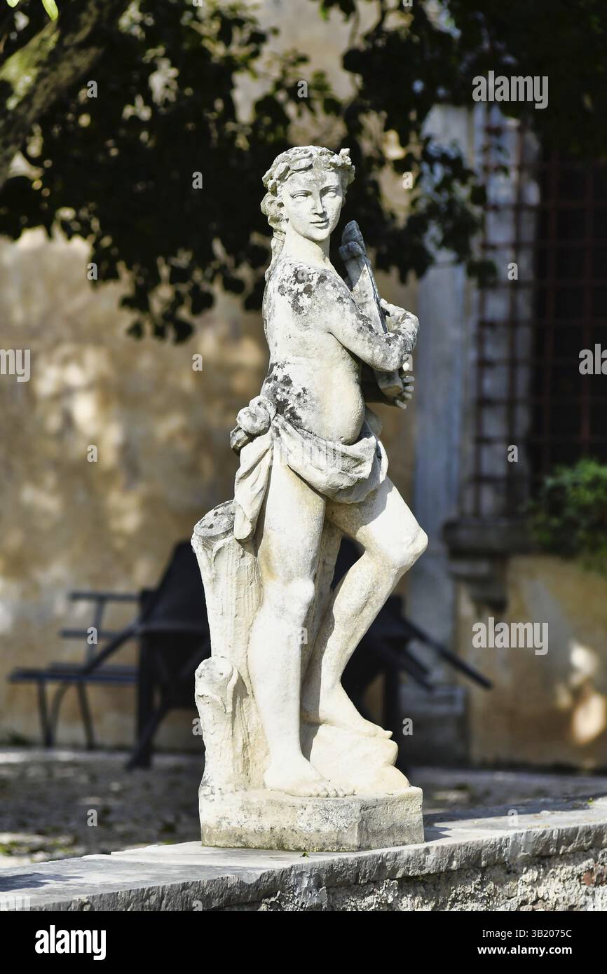 Statua della donna nel parco, foto come sfondo, immagine digitale Foto Stock