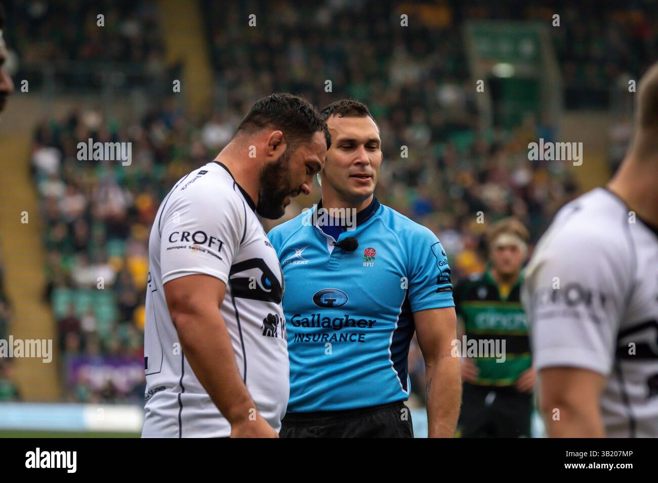 Northampton, Regno Unito, 26 aprile 2025 il prop dei Bristol Bears Ellis Genge parla con l'arbitro Adam Leal nella Gallagher Premiership, Cinch Stadium, Franklins Gardens, Northampton, Regno Unito. Alex Williams / Alamy Live News Foto Stock