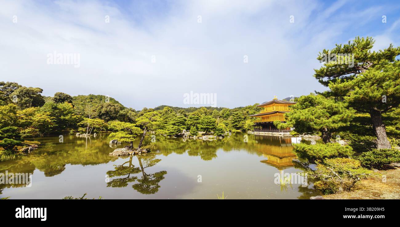 Il famosissimo Tempio Kinkakuji (il Padiglione d'Oro) a Kyoto, in Giappone, in una calda mattinata d'autunno Foto Stock