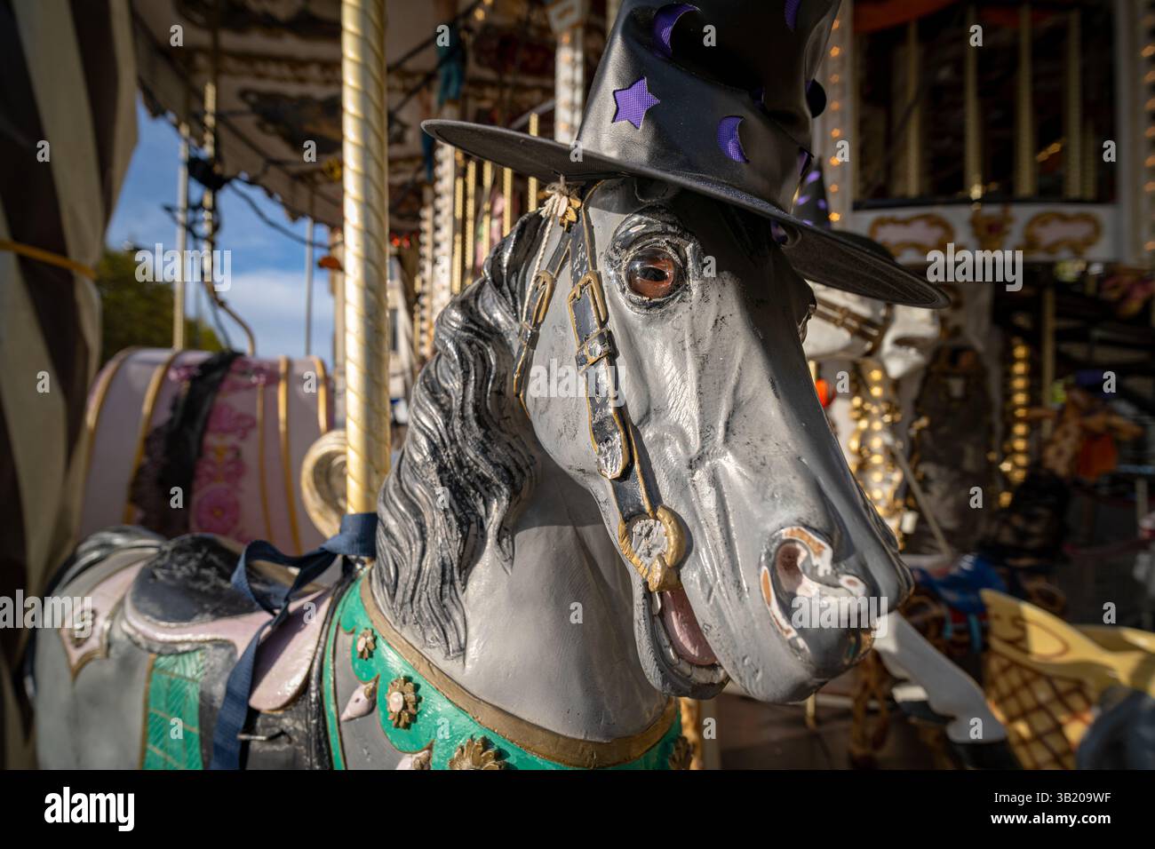 Primo piano di un singolo cavallo grigio giostra su una giostra francese, scattato durante il giorno senza persone Foto Stock