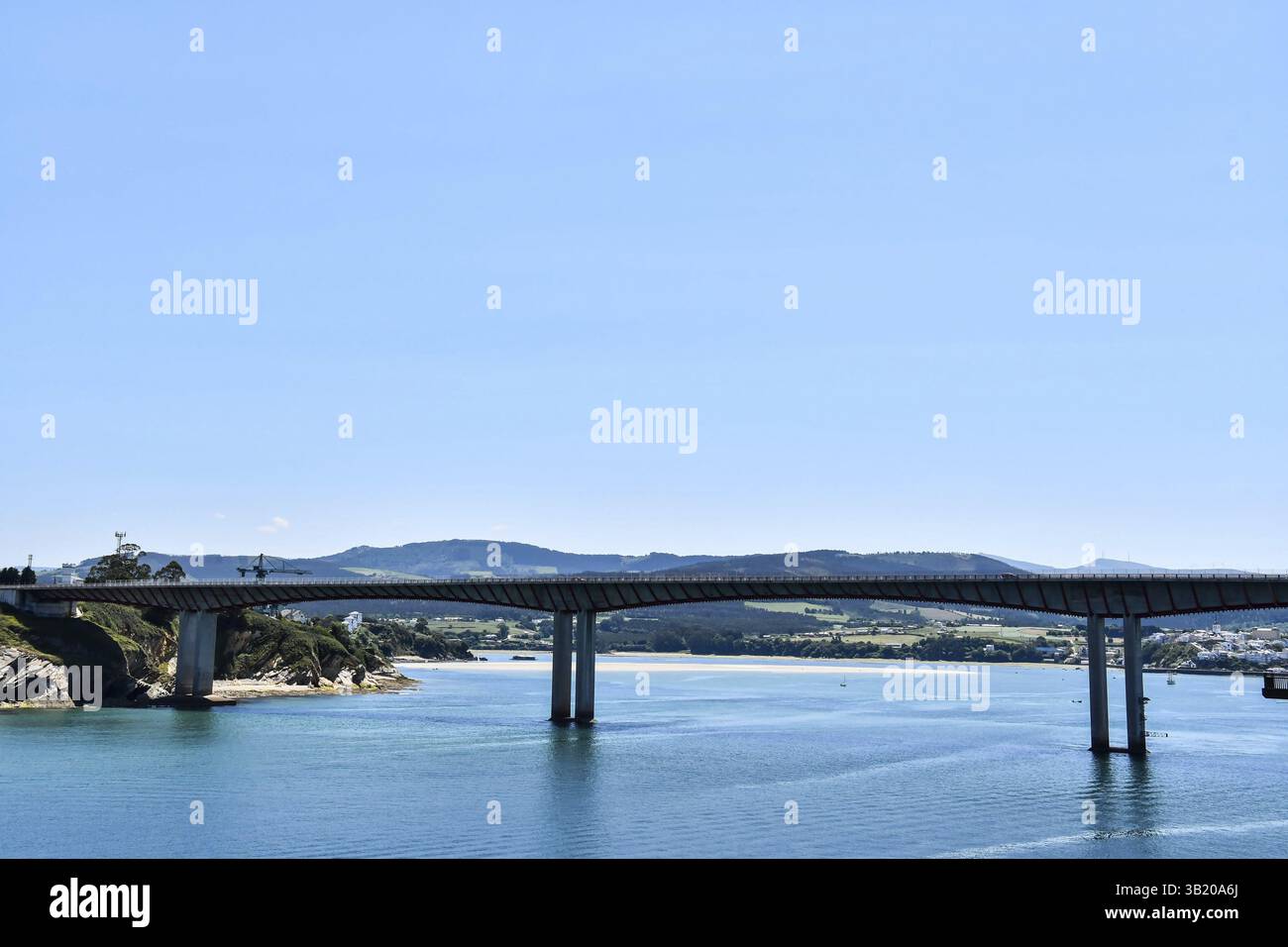 Ponte sul fiume, foto come sfondo, nel nord della spagna, galizia, spagna Foto Stock