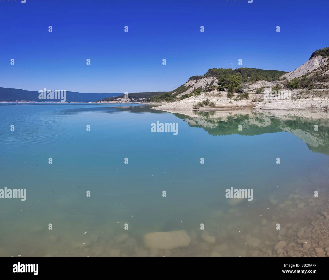 Vista di un'isola nel mare, foto come sfondo, immagine digitale Foto Stock