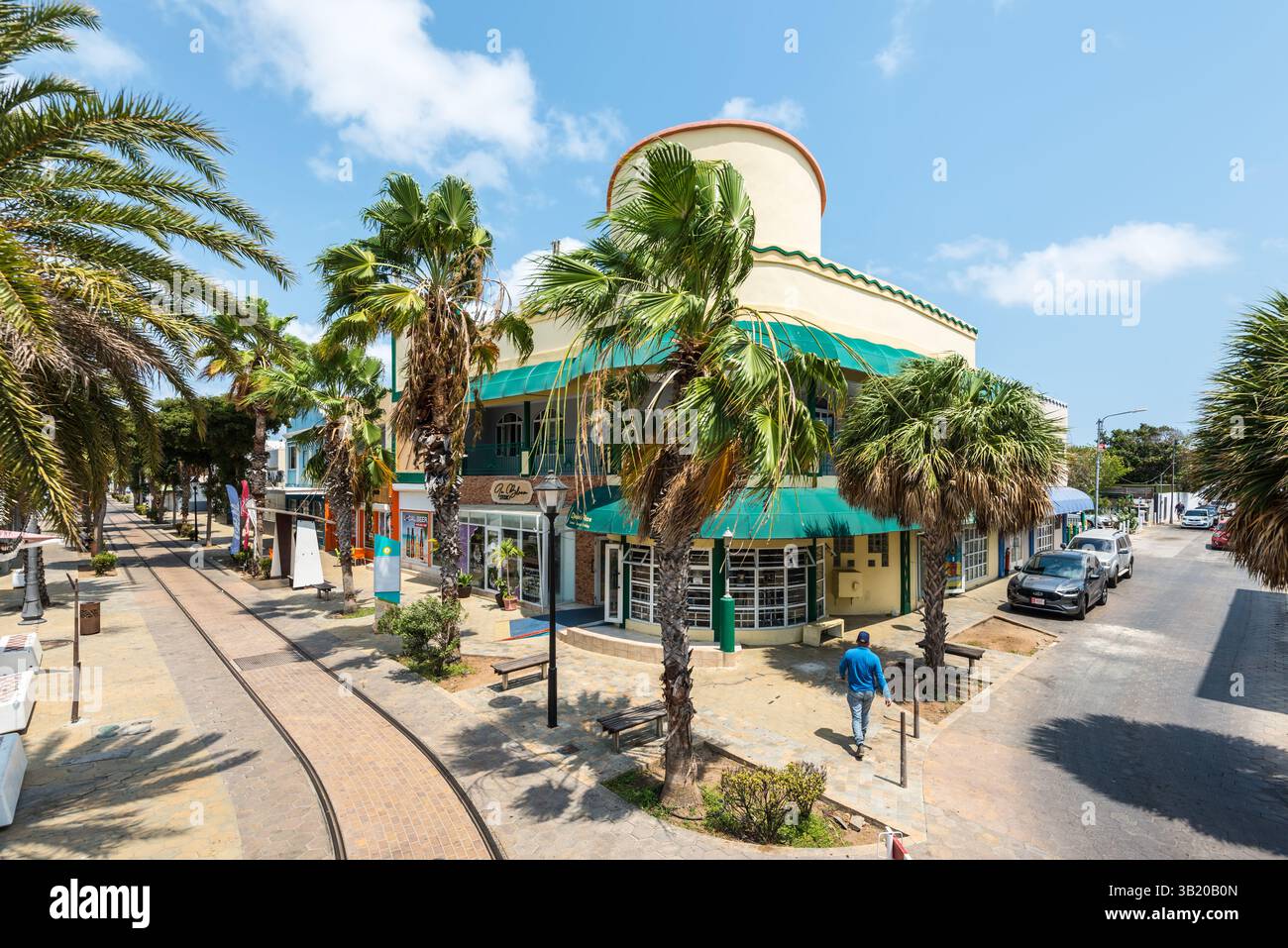 Oranjestad, Aruba - 11 aprile 2024: Vista diurna della strada di Oranjestad, che mette in evidenza il caffè e i negozi di Aruba. Foto Stock