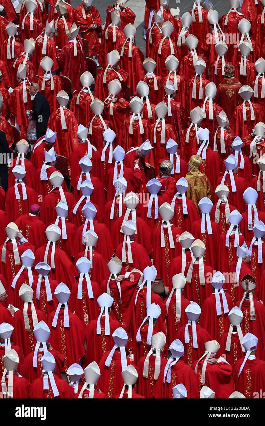 26 apr 2025, città del Vaticano, Roma, Italia; i funerali di Papa Francesco nella Basilica di San Pietro in Vaticano; i cardinali assistono ai funerali di Papa Francesco Foto Stock