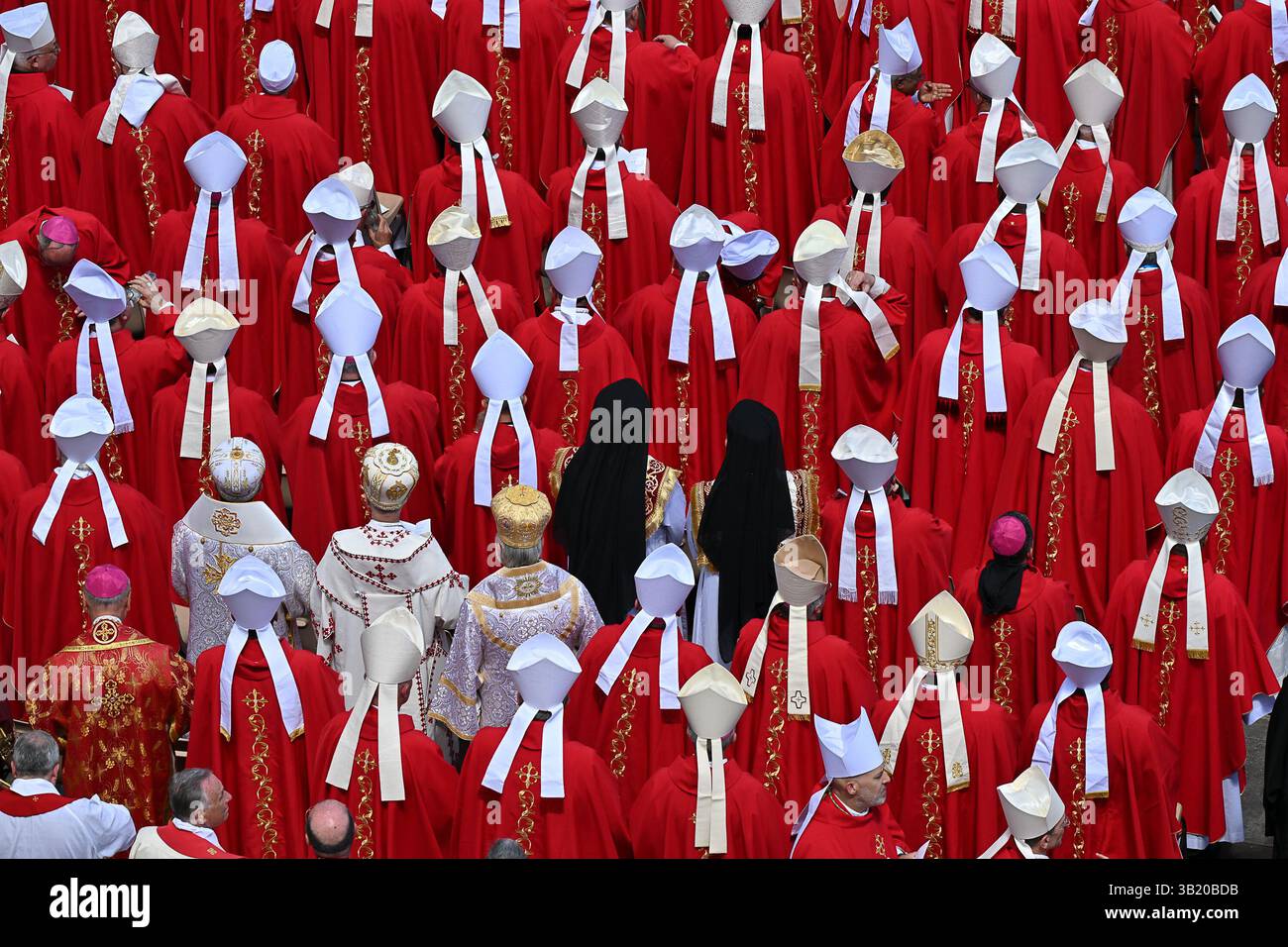 26 apr 2025, città del Vaticano, Roma, Italia; i funerali di Papa Francesco nella Basilica di San Pietro in Vaticano; i cardinali assistono ai funerali di Papa Francesco Foto Stock