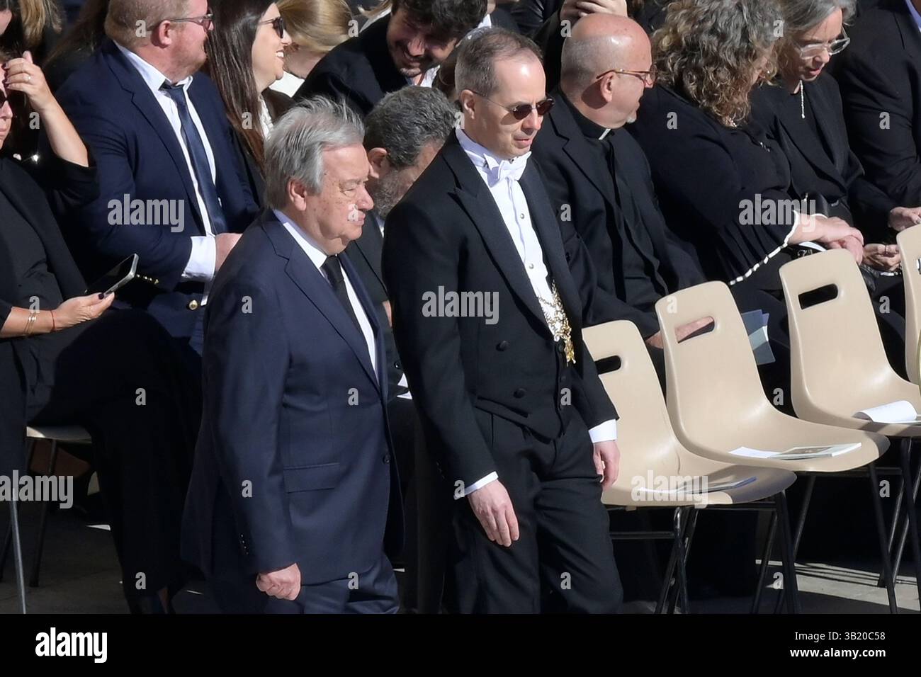 Il Segretario generale delle Nazioni Unite Antonio Guterres arriva per assistere ai funerali di Papa Francesco in Piazza San Pietro in Vaticano. Foto Stock