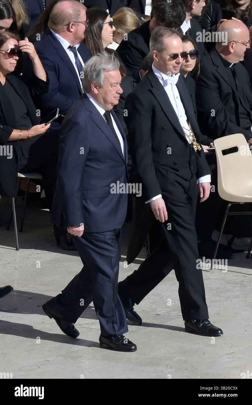 Il Segretario generale delle Nazioni Unite Antonio Guterres arriva per assistere ai funerali di Papa Francesco in Piazza San Pietro in Vaticano. Foto Stock