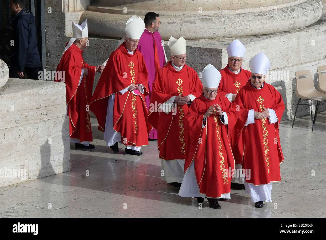 I cardinali arrivano per assistere al funerale di Papa Francesco in Piazza San Pietro in Vaticano. Foto Stock