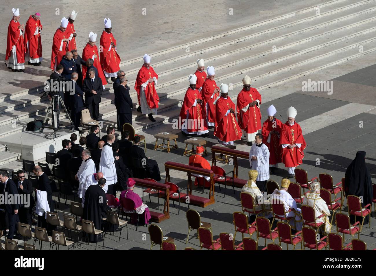 I cardinali arrivano per assistere al funerale di Papa Francesco in Piazza San Pietro in Vaticano. Foto Stock