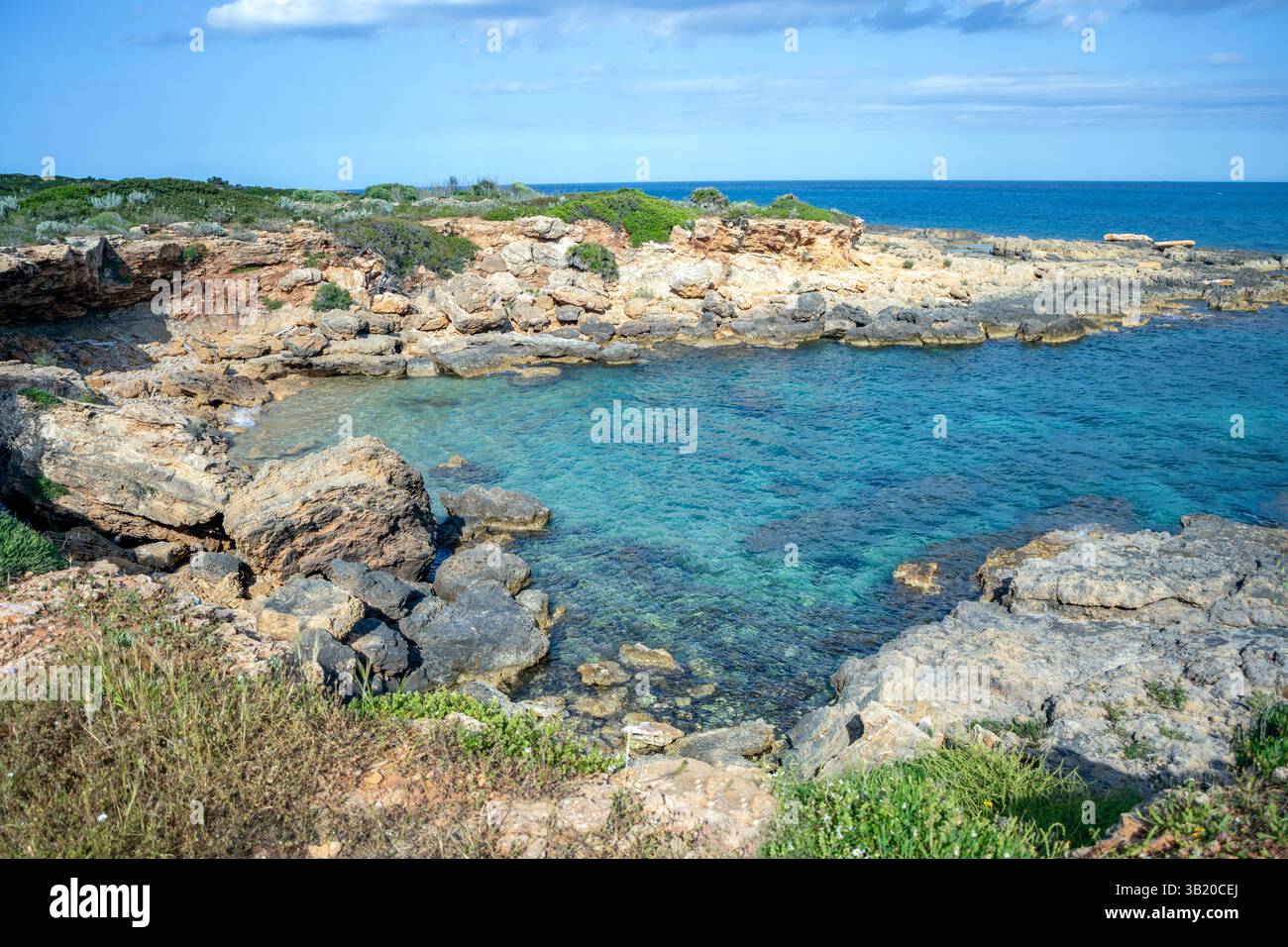 Piccola insenatura di acque cristalline nella riserva naturale orientata all'Oasi faunistica di Vendicari, noto, Sicilia, Italia Foto Stock