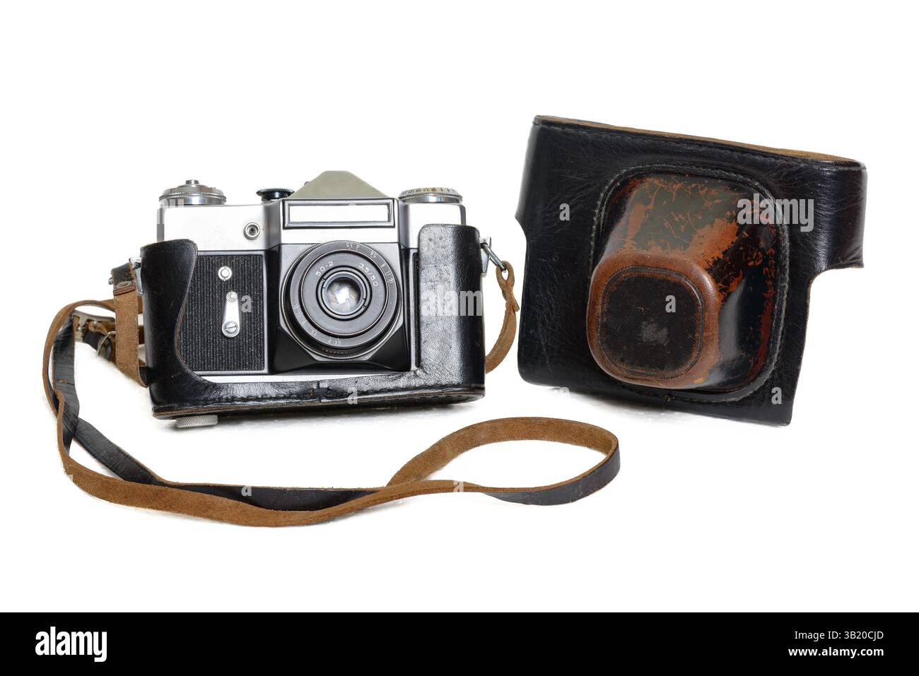 Vecchia fotocamera vintage in custodia in pelle su sfondo bianco Foto Stock