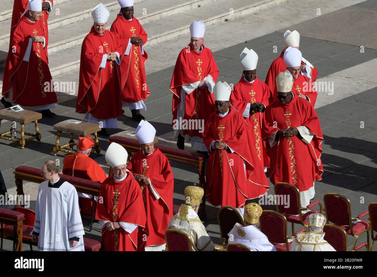 I cardinali arrivano per assistere al funerale di Papa Francesco in Piazza San Pietro in Vaticano. (Foto di Mario Cartelli / SOPA Images/Sipa USA) Foto Stock