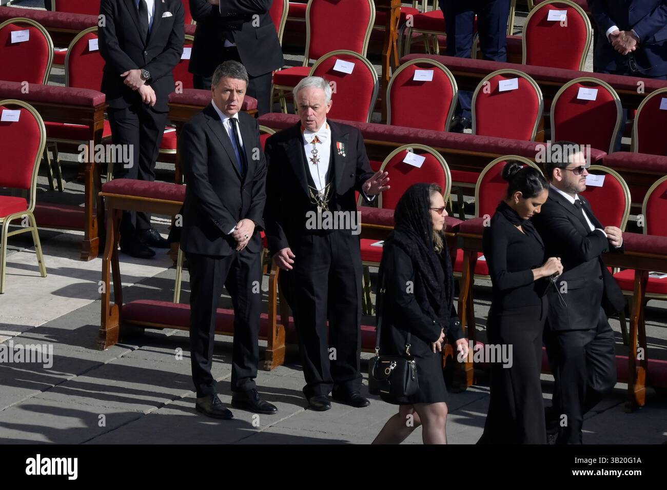Matteo Renzi (l) partecipa ai funerali di Papa Francesco in Piazza San Pietro in Vaticano. (Foto di Mario Cartelli / SOPA Images/Sipa USA) Foto Stock