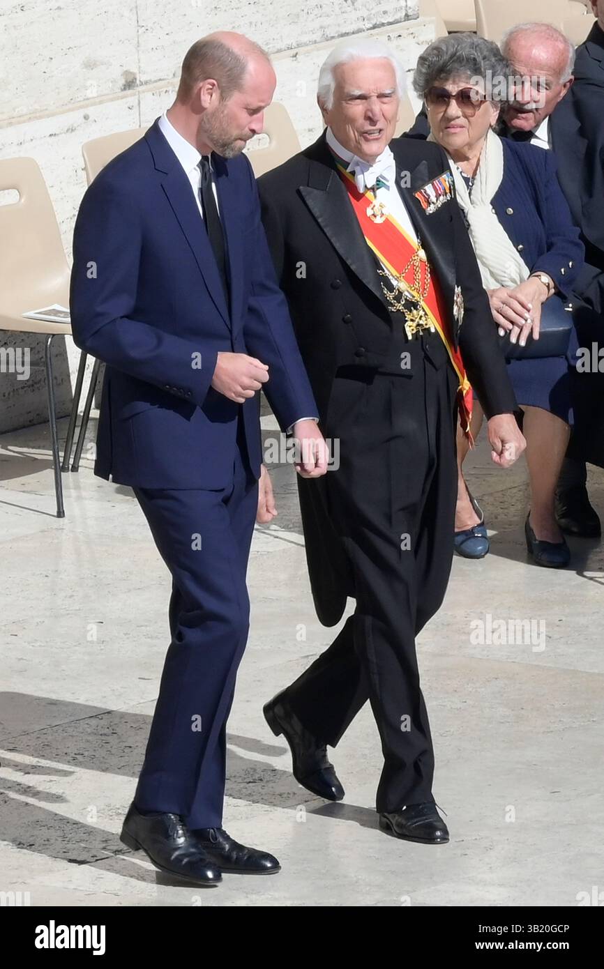 Il principe Guglielmo arriva per assistere al funerale di Papa Francesco in Piazza San Pietro in Vaticano. (Foto di Mario Cartelli / SOPA Images/Sipa USA) Foto Stock