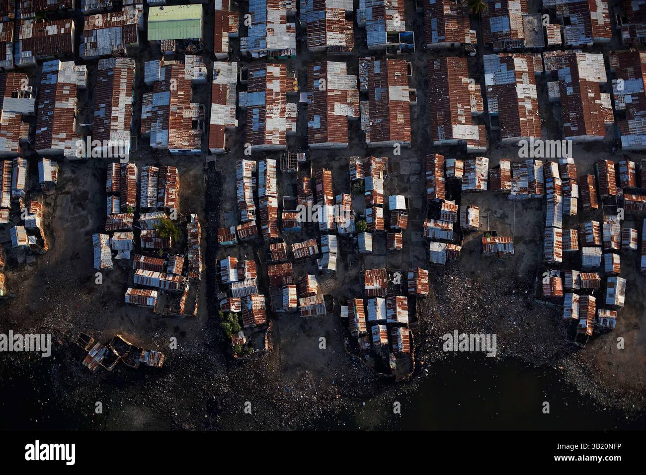 13 settembre 2007 - Port-au-Prince, Haiti - la maggior parte degli haitiani nelle città sono bloccati con alloggi marginali in luoghi molto pessimi. Questo tipo di città disperata si trova proprio in una zona di marea. Queste aree non hanno energia, acqua e fognature. (Immagine di credito: © Donald Mirra/ZUMApress.com) Foto Stock