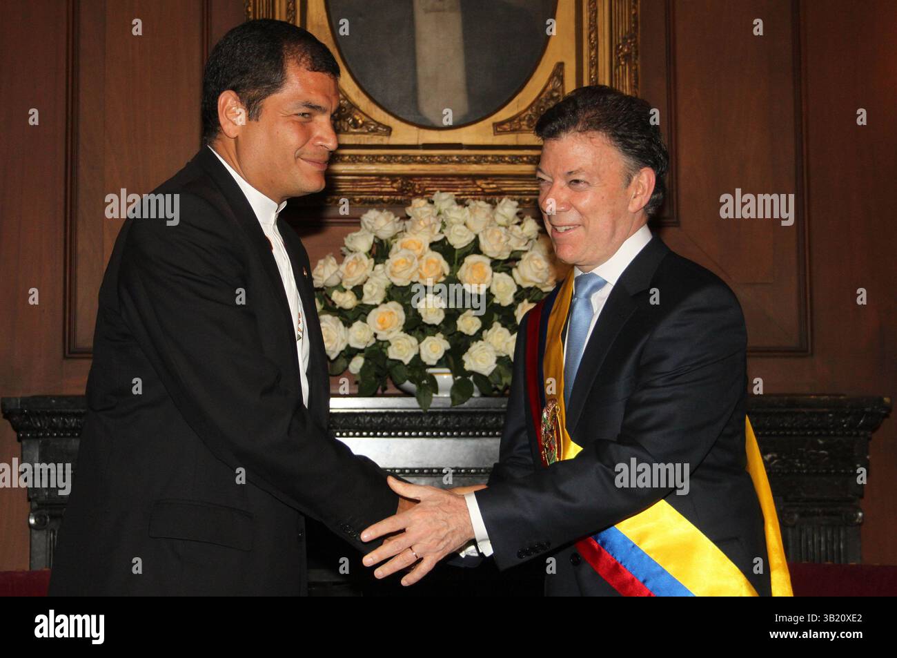 09 agosto 2010 - (09/08/2010) BOGOTÀ 07 AGOSTO 2010. Casa de NariÃ±o, saludo procolario entre el presidente de colombia Juan Manuel Santos y Rafael Correa presidente de ecuador...FOTO FERNANDO RUIZ (immagine di credito: © El Tiempo/GDA/ZUMApress.com) Foto Stock