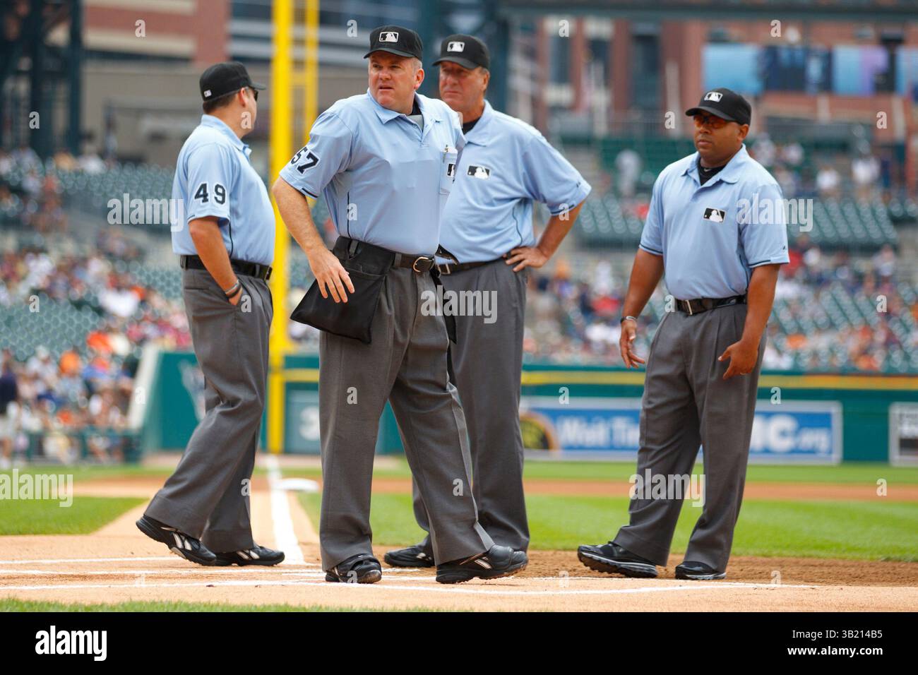 11 agosto 2010: Andy Fletcher, Mike Everitt, Tim McCelland e Adrian Johnson prima della partita di baseball della MLB tra i Tampa Bay Rays e i Detroit Tigers al Comerica Park di Detroit, Michigan. La tigre ha sconfitto i Rays 3-2.(Credit Image: © Rick Osentoski/Cal Sport Media/ZUMApress.com) Foto Stock